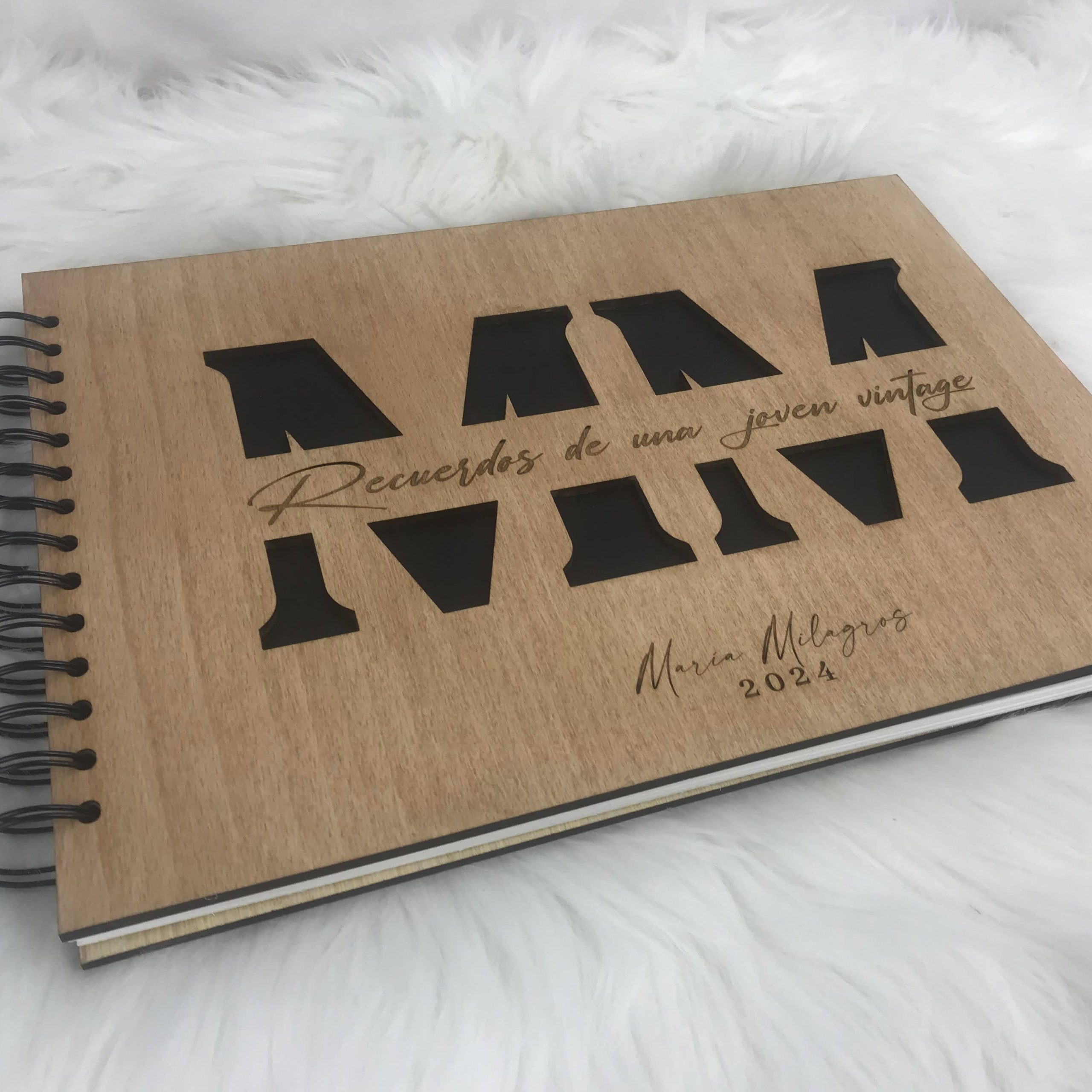 Álbum de Firmas Personalizado – Inicial Troquelada Vintage