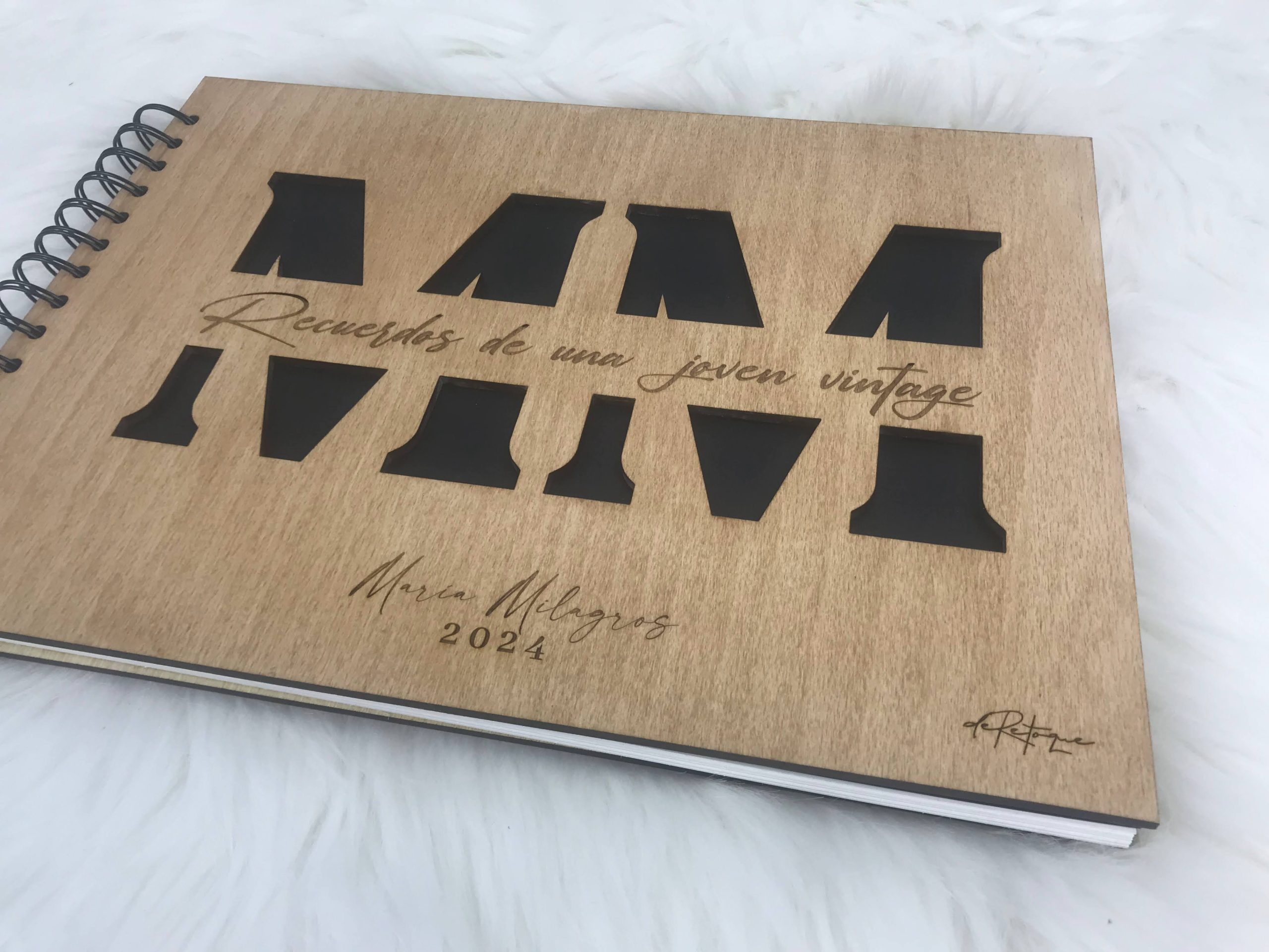 Álbum de Firmas Personalizado – Inicial Troquelada Vintage
