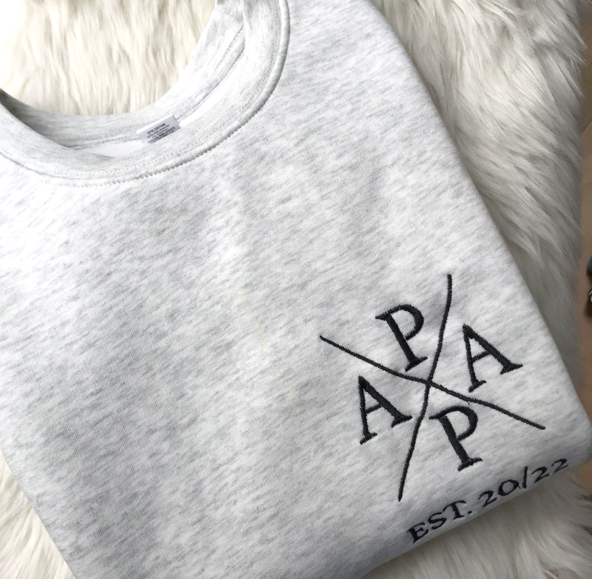 Sudadera Personalizada “MAMÁ” Bordada – Con Nombres en la Manga